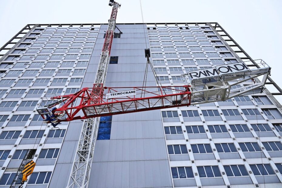 La Raimondi MRT159 alta 80m per la riqualificazione dell'Onda Palace.