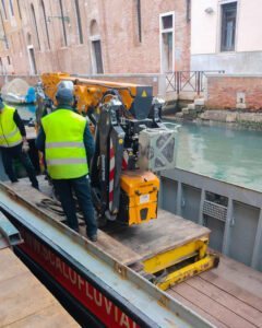 Mini gru elettrica Jekko: tecnologia, precisione e sostenibilità nel sollevamento 8 Venezia_Minigru1